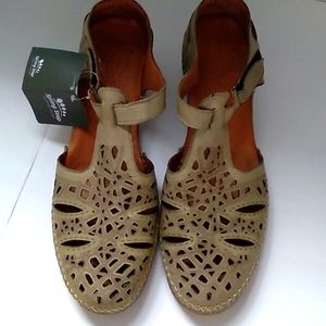 Women's Leather Spring Step Irin Ankle Strap Closed Toe Sandal